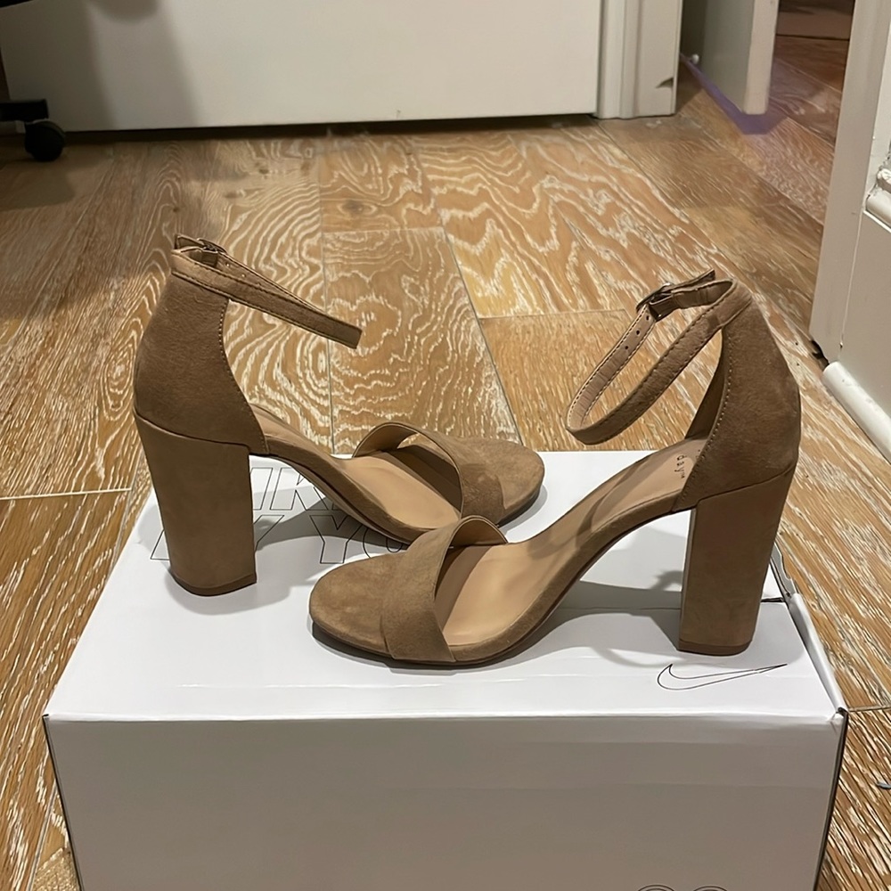 A NEW DAY TARGET TAN BLOCK HEELS. SIZE 6.
